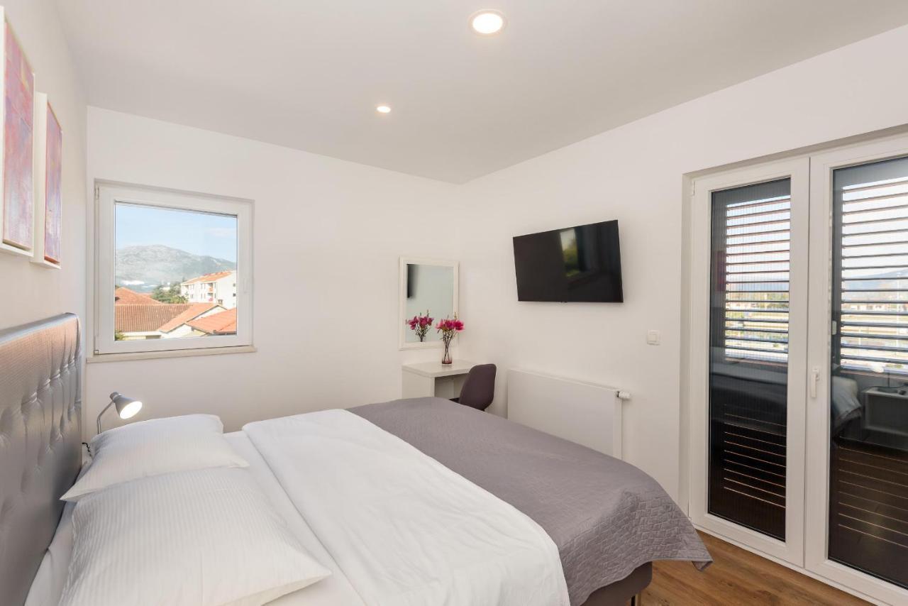Metković Neretva Valley Apartments - Heated Pool מראה חיצוני תמונה